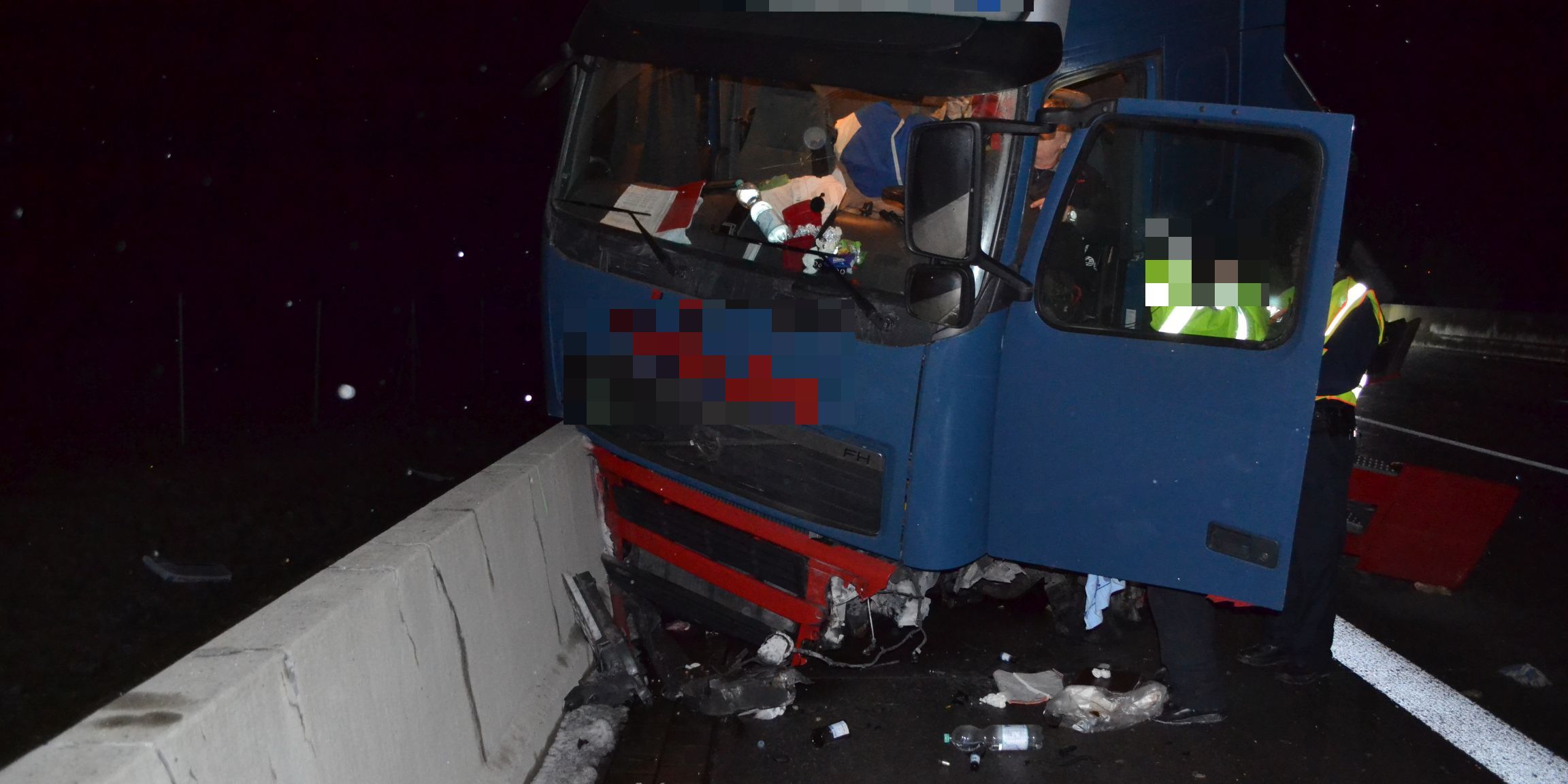 Lkw kippt nach Reifenplatzer auf die Seite