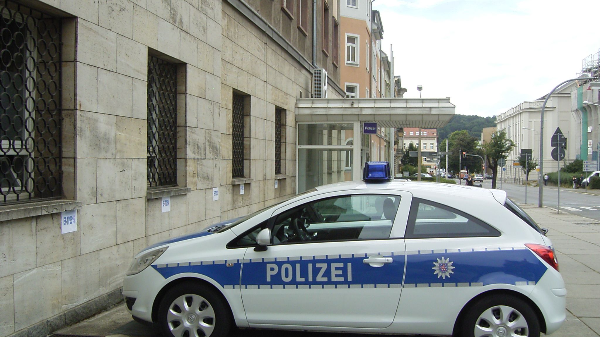 Vor Fahnenmast gekachelt