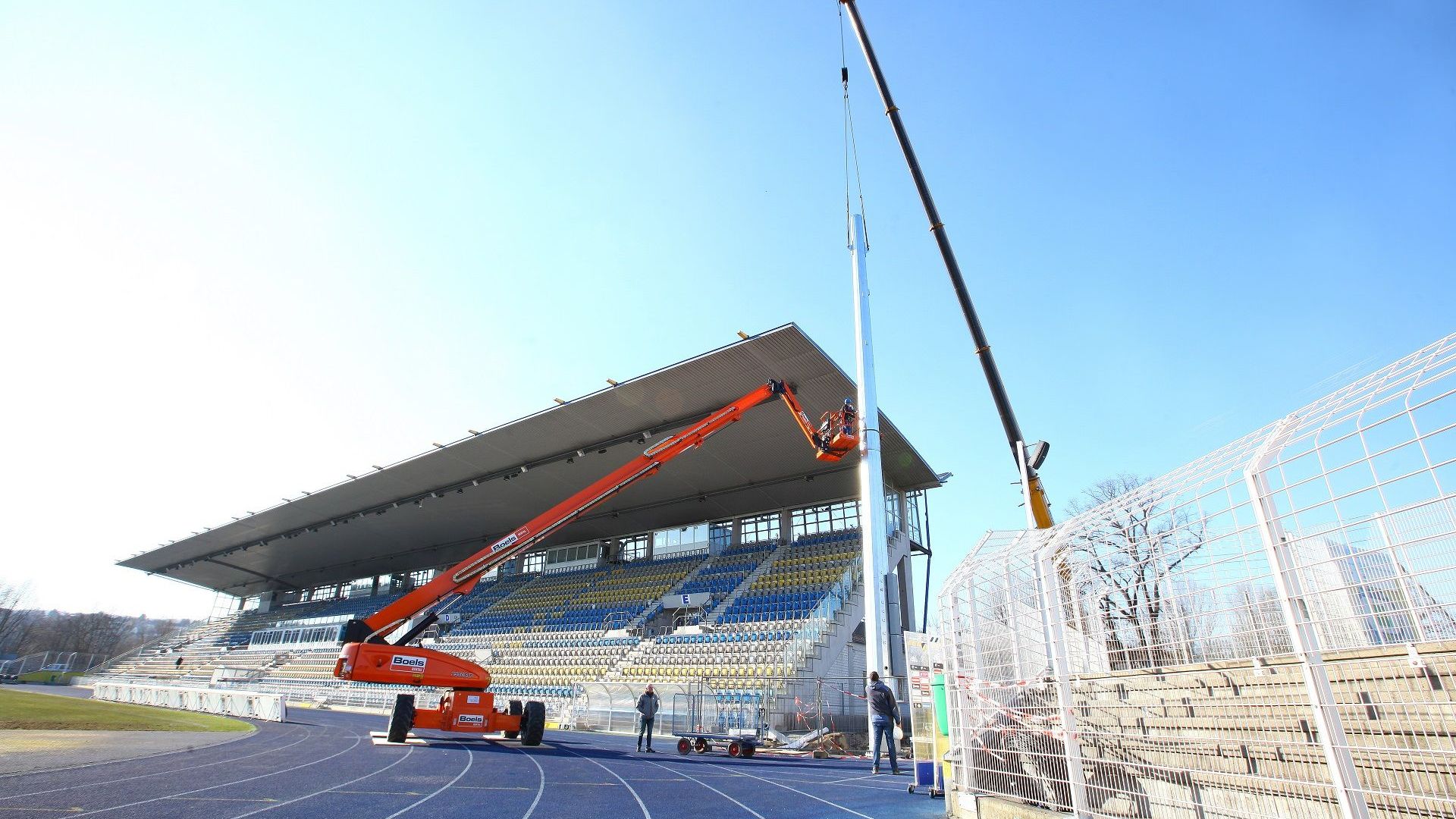 Bau der Flutlichtanlage liegt im Zeitplan