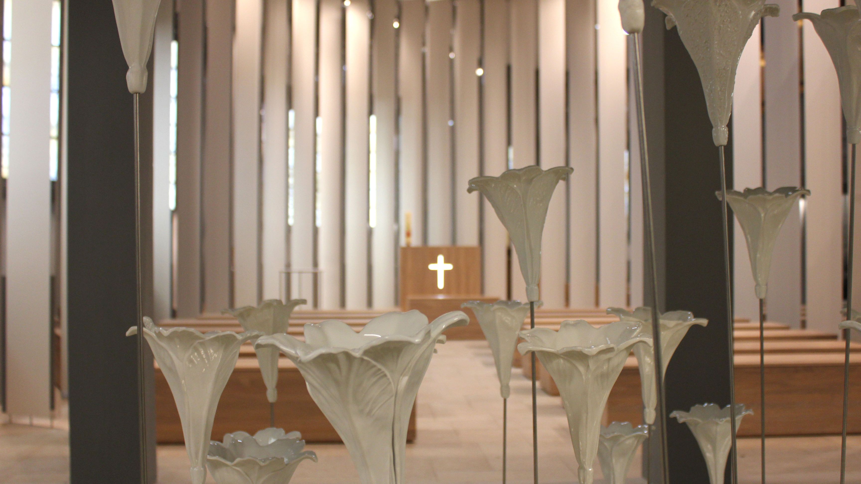 100 Porzellan-Blüten aus Dresden auf der Leuchtenburg