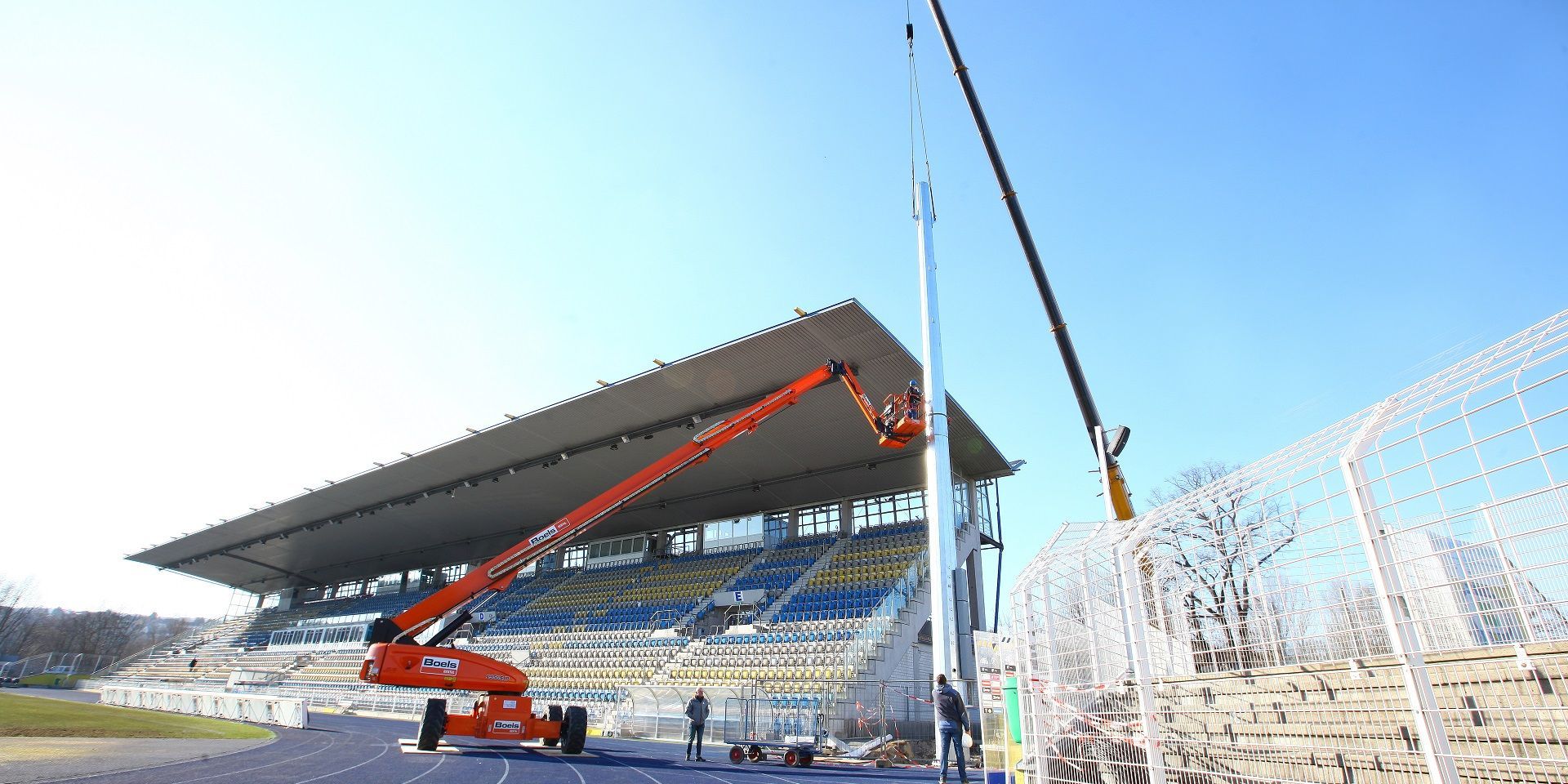 Bau der Flutlichtanlage liegt im Zeitplan