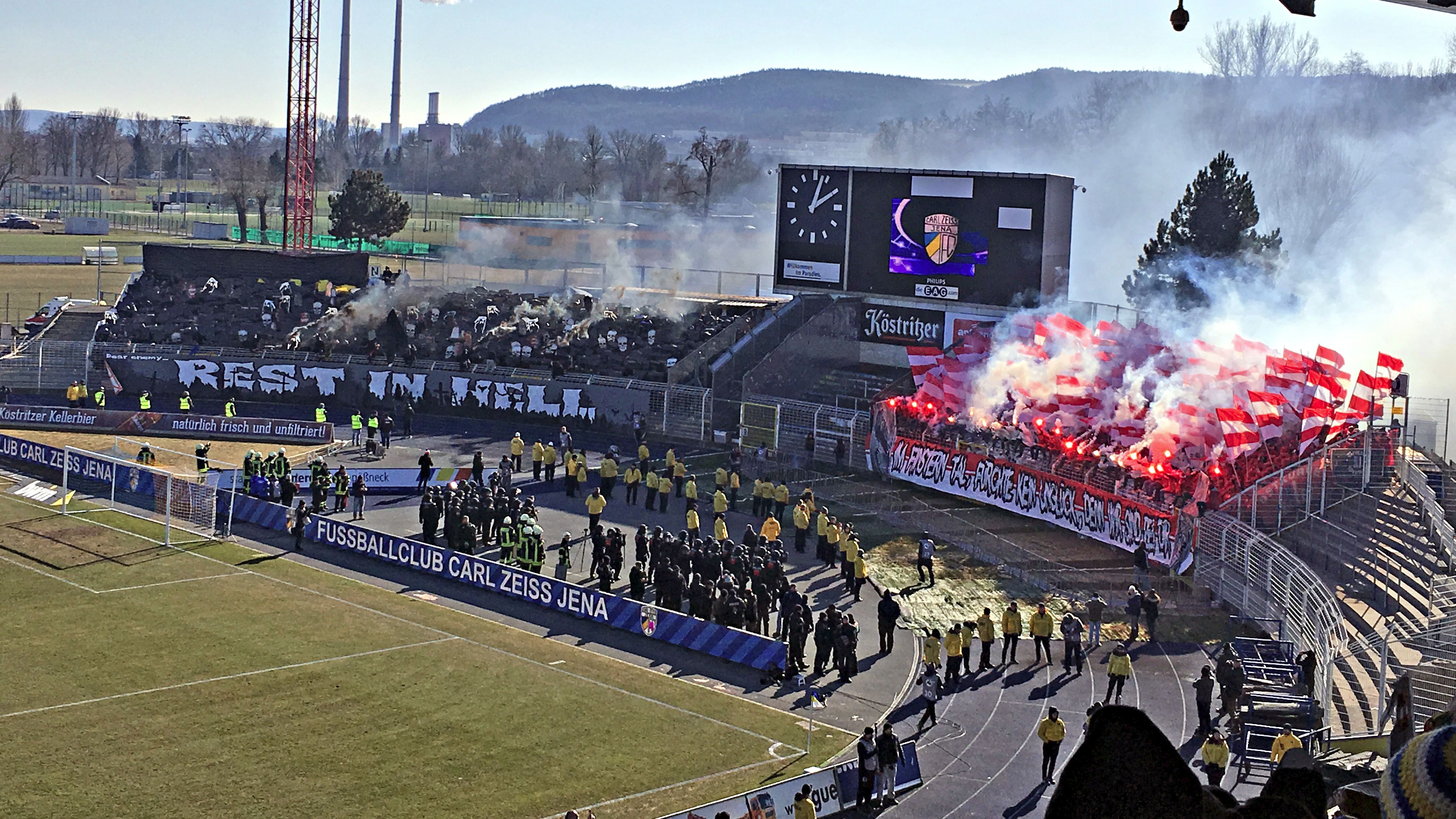 Pyrotechnik und Steinwürfe beim Thüringenderby 