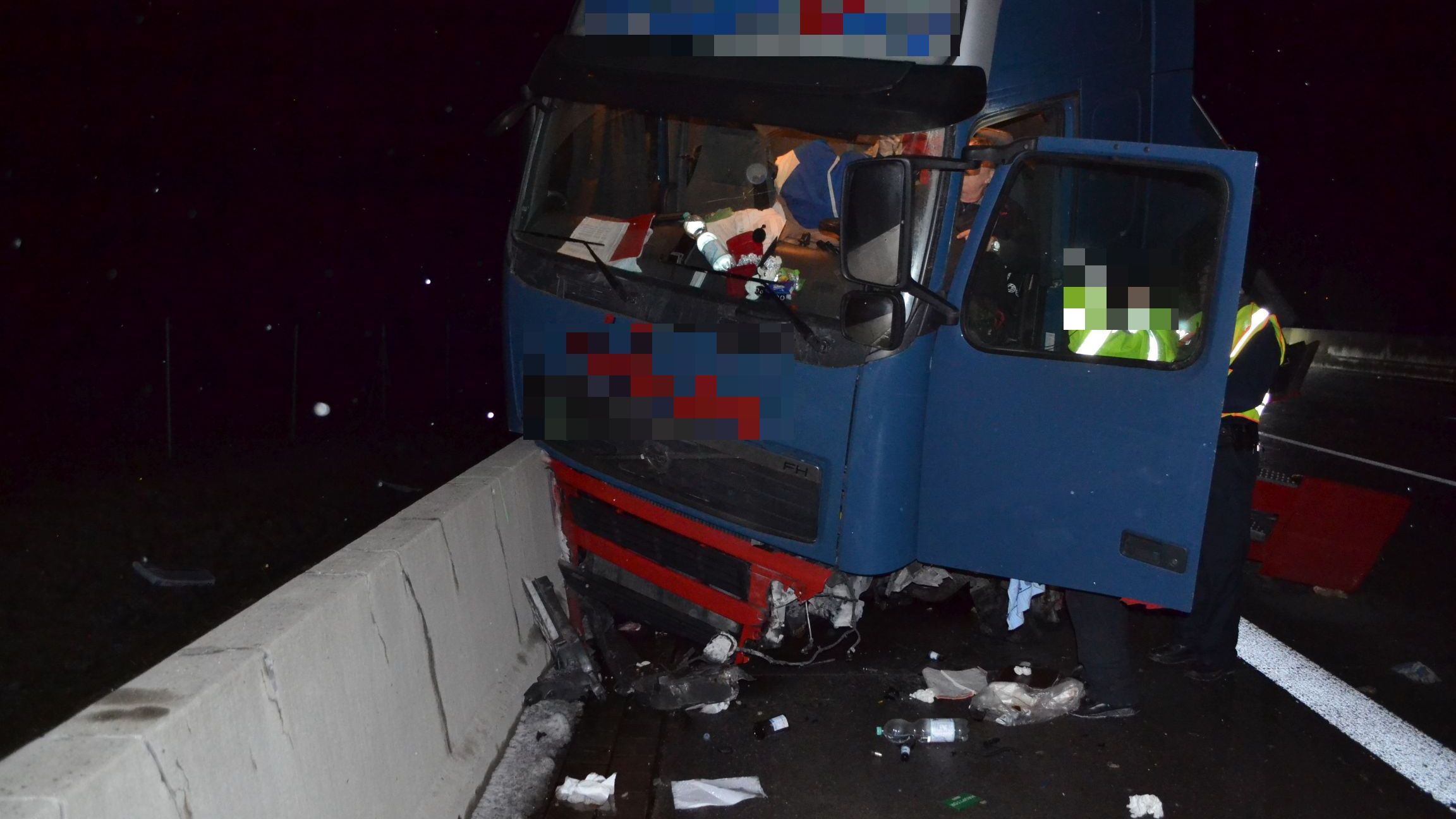 Lkw kippt nach Reifenplatzer auf die Seite