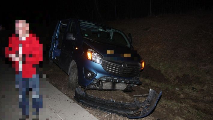 Kleinbus im Graben gelandet