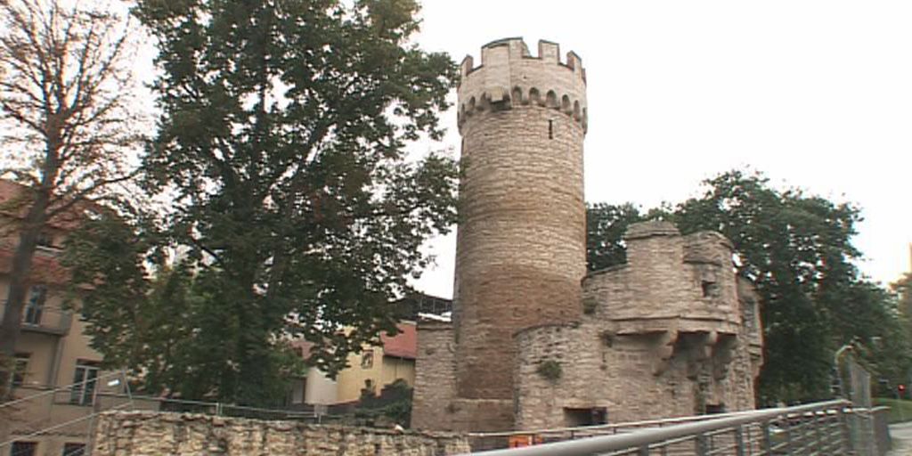 Graffitireinigung an Pulverturm und Kriegerdenkmal 