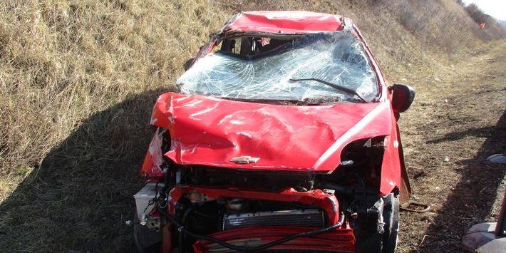 Pkw landet auf dem Dach