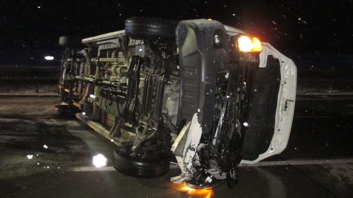 Transporter kippt um, zwei Pkw stoßen zusammen