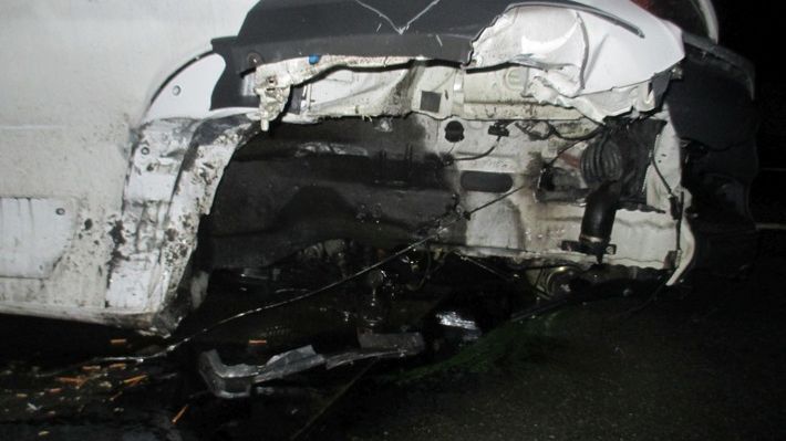 Klein-Lkw kollidiert mit Leitplanke und Pkw