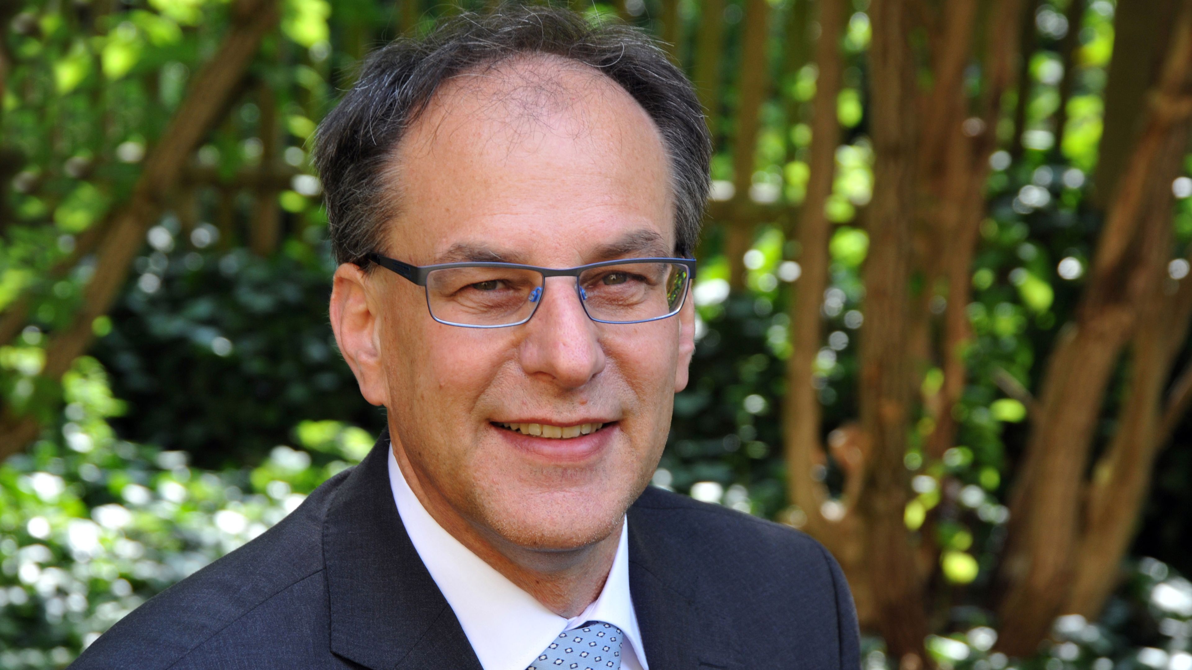 Expertenkommission übergibt Jahresgutachten an Kanzlerin Angela Merkel 