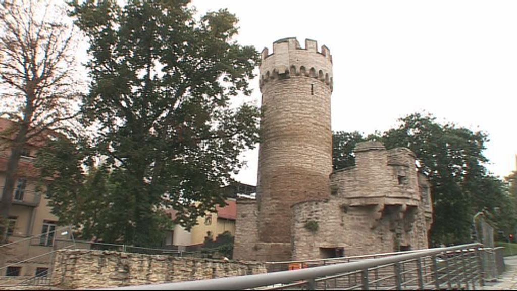 Graffitireinigung an Pulverturm und Kriegerdenkmal 
