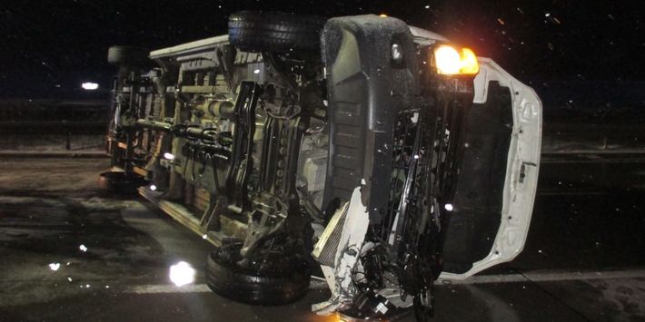 Transporter kippt um, zwei Pkw stoßen zusammen