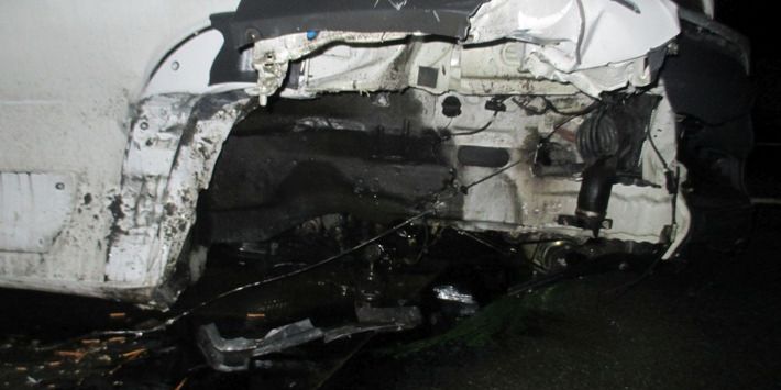 Klein-Lkw kollidiert mit Leitplanke und Pkw