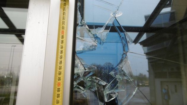 Vandalen schlugen Scheiben ein - Wer kann Hinweise geben?