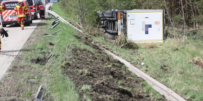 Lkw landet im Straßengraben