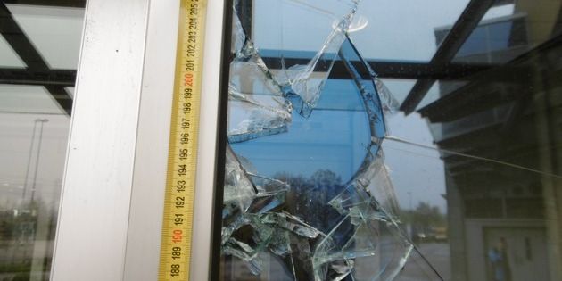 Vandalen schlugen Scheiben ein - Wer kann Hinweise geben?