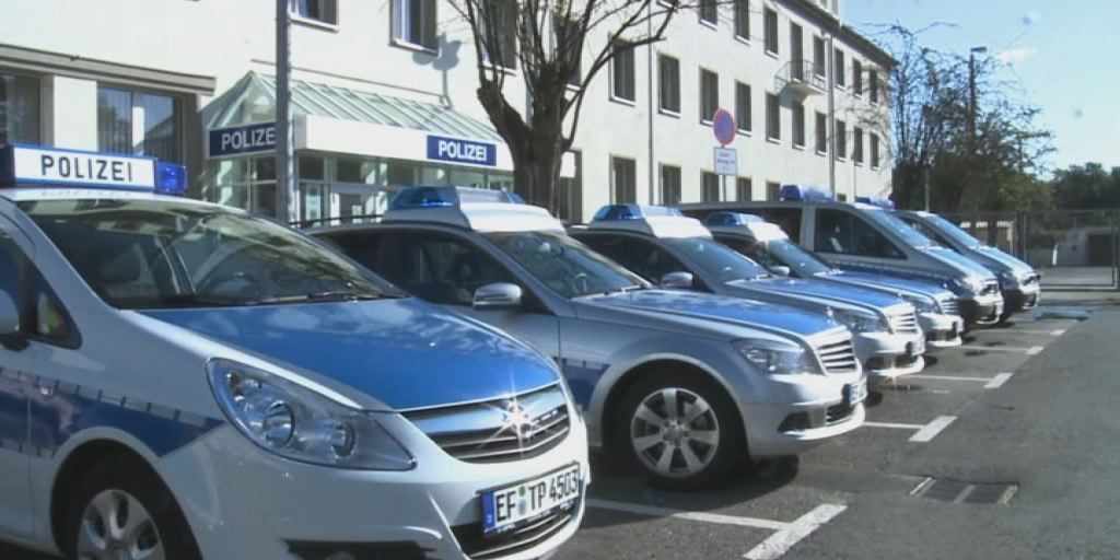 Bierflasche gegen Auto
