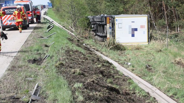 Lkw landet im Straßengraben
