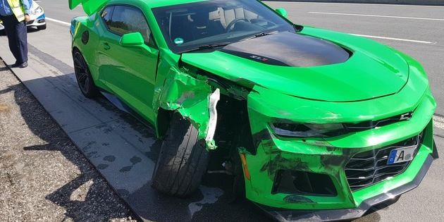 Sportwagen fährt auf Pick Up auf