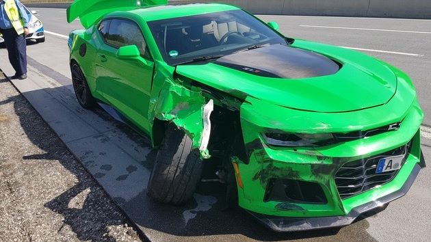 Sportwagen fährt auf Pick Up auf