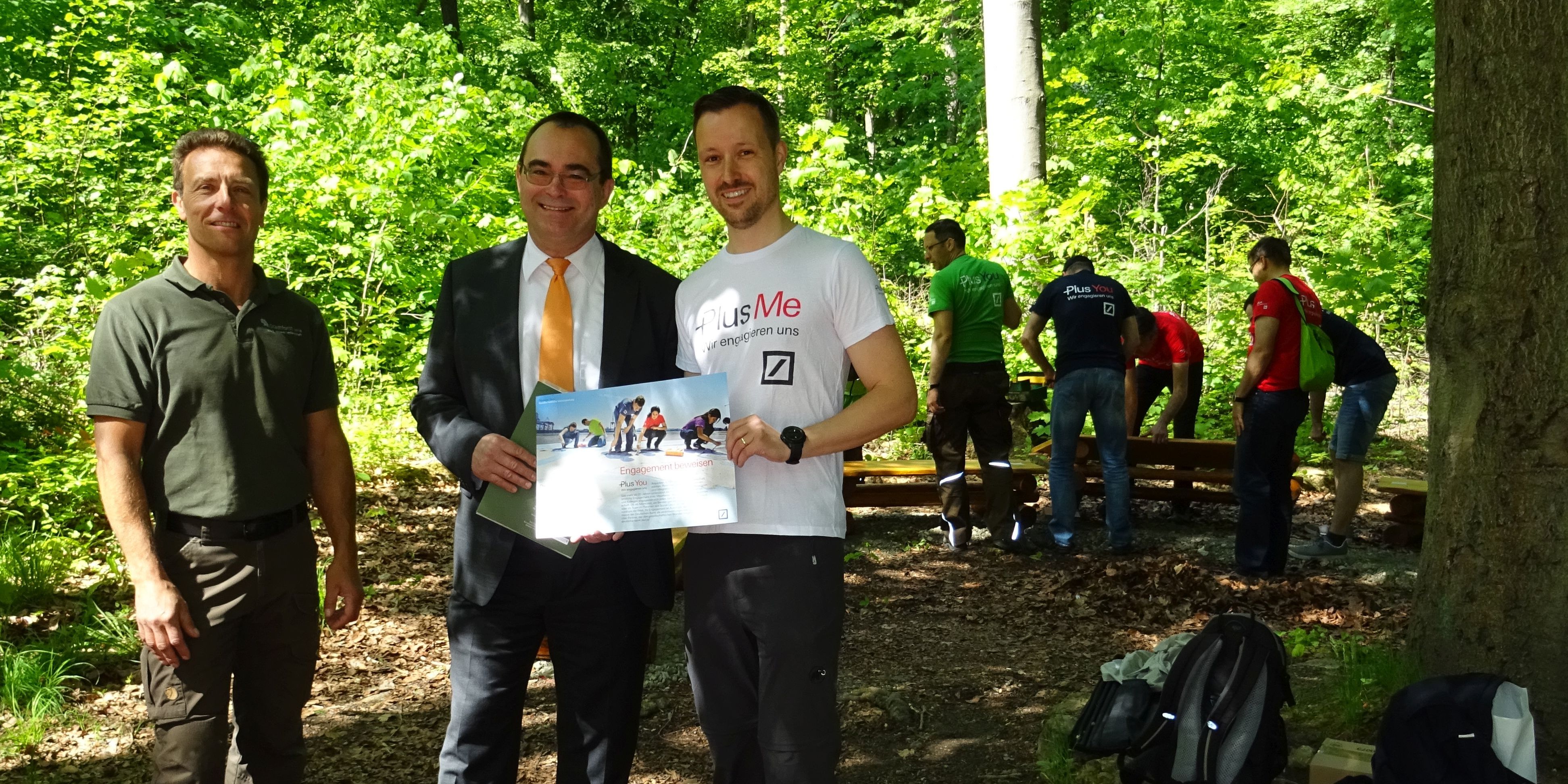 Social Day: „Banker bauen Bänke“ 