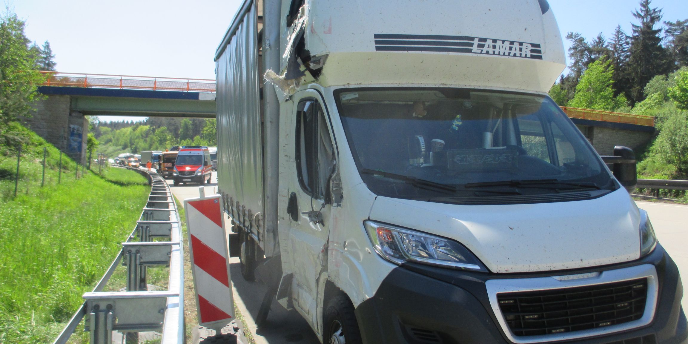 Bei Unfall Schilderwagen zerstört