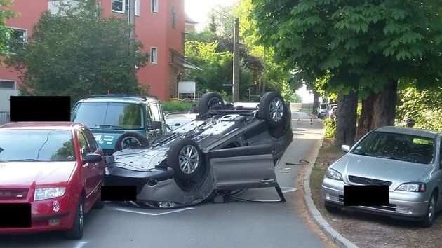 Schwerer Verkehrsunfall: Auto landete auf dem Dach