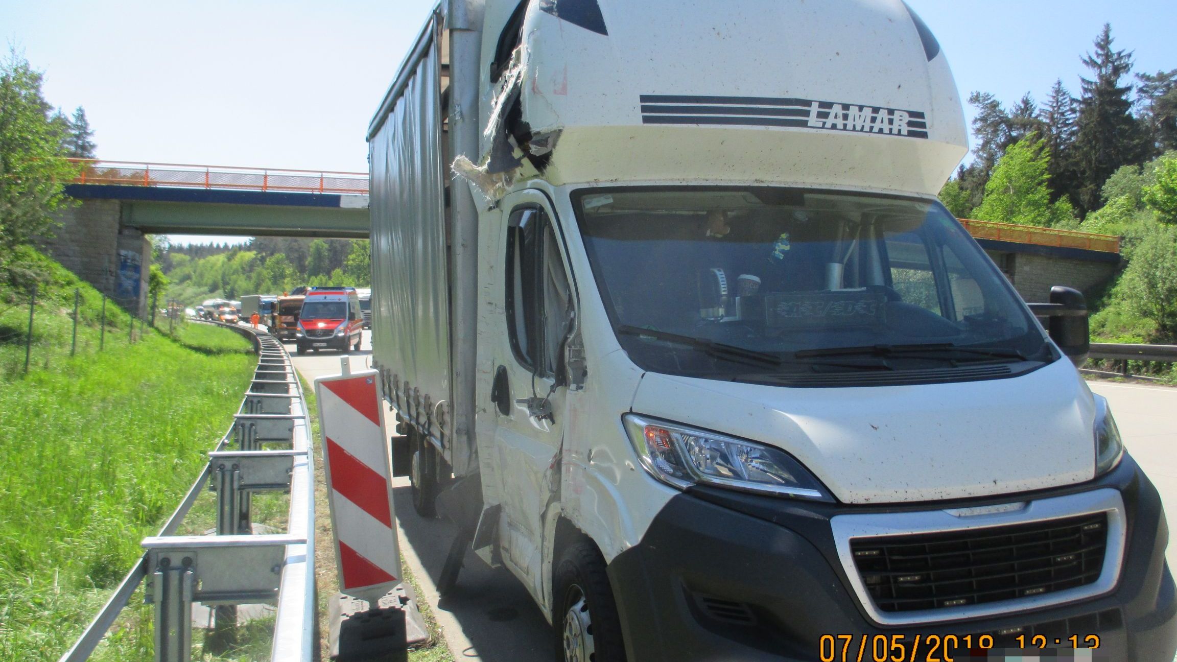Bei Unfall Schilderwagen zerstört