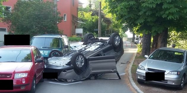 Schwerer Verkehrsunfall: Auto landete auf dem Dach