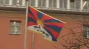 Tibetische Flagge am Rathaus aufgezogen