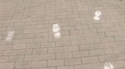 Spuren legen: In der Innenstadt fallen weiße Fußstapfen ins Auge