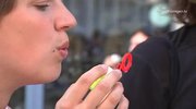 Flashmob: Warum sich hunderte Menschen zum Seifenblasen-Machen verabredet haben.