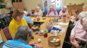 Seniorinnen stricken für Menschen in Not