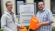 Spende übergeben: Gießkannen für Friedhöfe