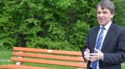 Oberbürgermeister stiftet neue Bank für die Landveste