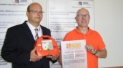 ASB übergab zwei Defibrillatoren an die Stadtverwaltung