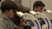 Tag der Mikroskopie: Das Unternehmen Carl Zeiss lud zum zehnten Mal Schüler ein