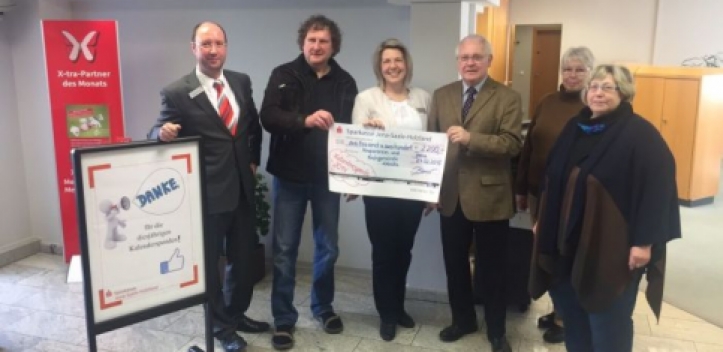 Sparkassenkunden spendeten für  Orgel und Förderverein Hospiz