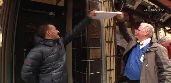 Inbegriff des Frohsinns: In der Wagnergasse wurde eine Tafel zu Ehren von Heinz à Brassard angebracht