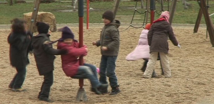 Neues Gerät auf Spielplatz an der Talschule