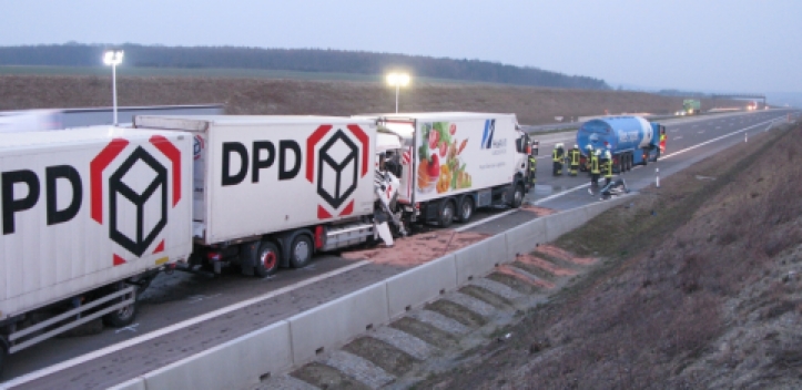 Zwei Personen bei Unfall mit Gefahrgutlaster schwer verletzt