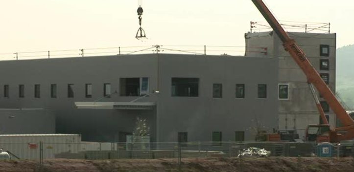 Richtfest bei JenA4: Die microfluidic ChipShop GmbH investiert in eine zweite Produktionshalle