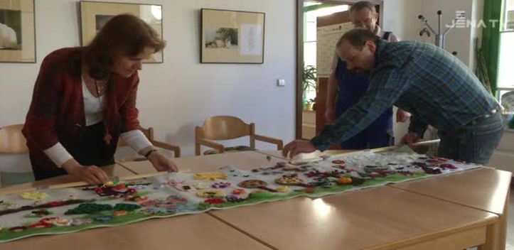 Häkelarbeit: In der Begegnungsstätte Café 13 entstand ein Wandteppich für eine soziale Einrichtung