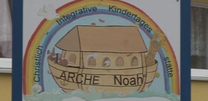 Kita-Kinder stellen in Sparkassenfiliale aus