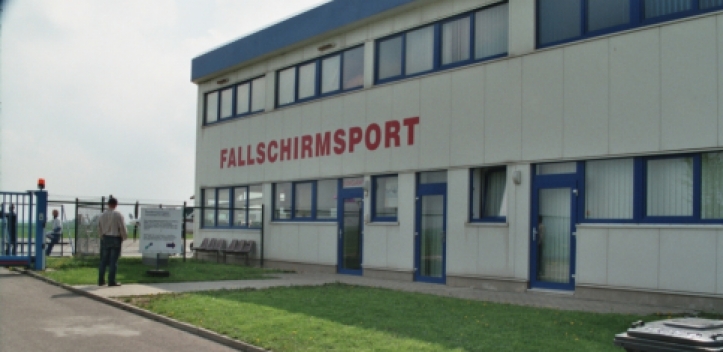 Flugplatz Gera-Leumnitz: Besondere Fallschirmsprung-Darbietung