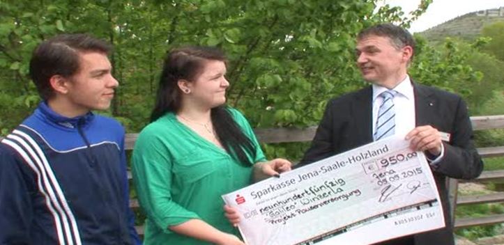 Kalenderspende für Initiativen: Die Sparkasse unterstützt ein Biber- und ein Imbiss-Projekt