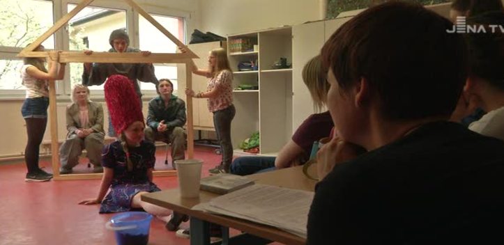 Stück auf der Bühne: Theaterhaus, Musik- und Kunstschule und Circus MoMoLo zeigen „UNDINE“