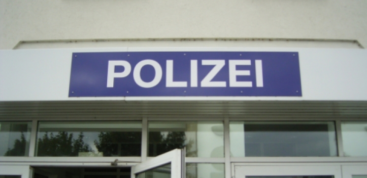 Von Windböe auf A 9 in Leitplanke gedrückt