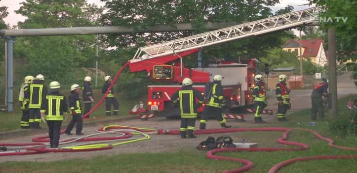 Löschfahrzeuge im Einsatz: In Winzerla brannte am Donnerstagabend ein leer stehendes Haus