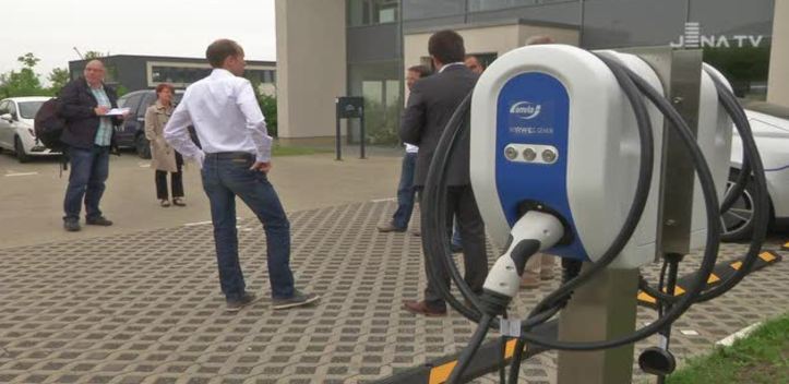 Ladestation eröffnet: Bei der Firma asphericon kann nicht nur der eigene Fuhrpark Strom tanken