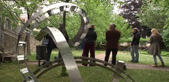 Skulpturen im Freien: Der Bildhauer Reinhard Haverkamp stellt im Frommannschen Garten aus